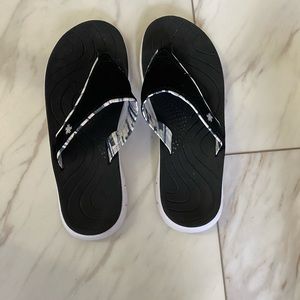 Only worn a few times. Tek gear flip flops…comfy
